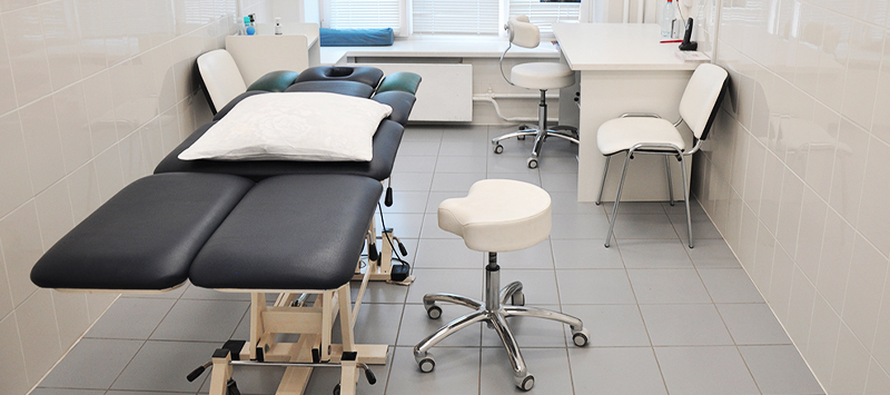 Медицинский стул: требования к производству и особенности обслуживания мебели