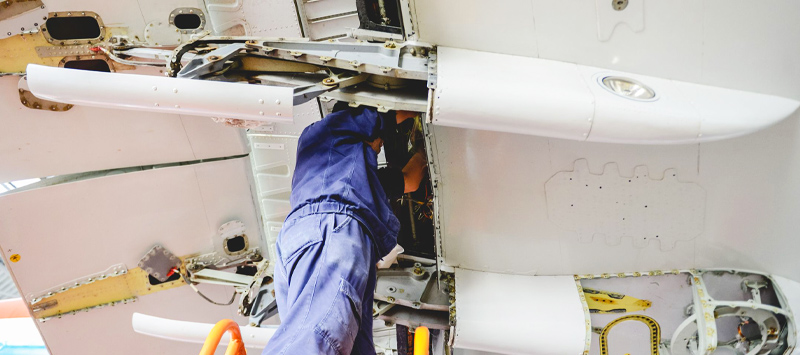 Обслуживание самолета-амфибии Обслуживание самолета-амфибии