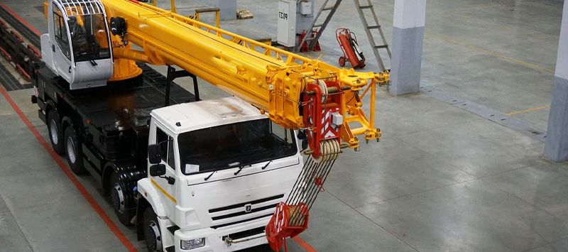 Автокран с телескопической стрелой Автокран с телескопической стрелой